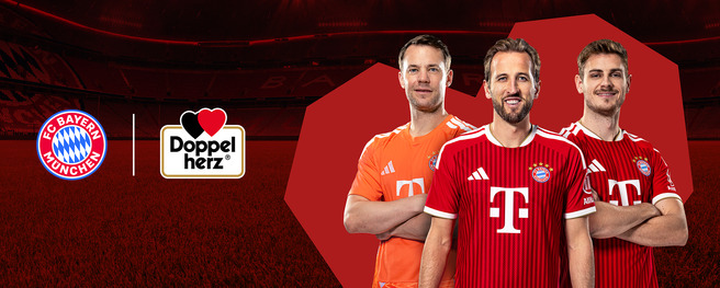 Troje igrača nogometnog kluba Bayern München pozira u dresovima tima, svaki s različitim bojama. U pozadini se nalaze sportski stadion i logotipi sponzora. Igrači se osmjehuju i izgledaju spremni za igru.